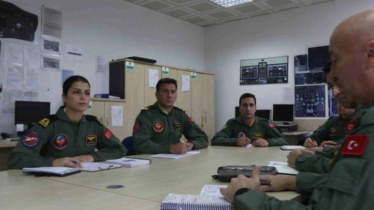Gökyüzünden denizaltı avlayacak: Deniz Kuvvetleri’nin ilk kadın karakol pilotu görevde, radarına giren yandı! 8
